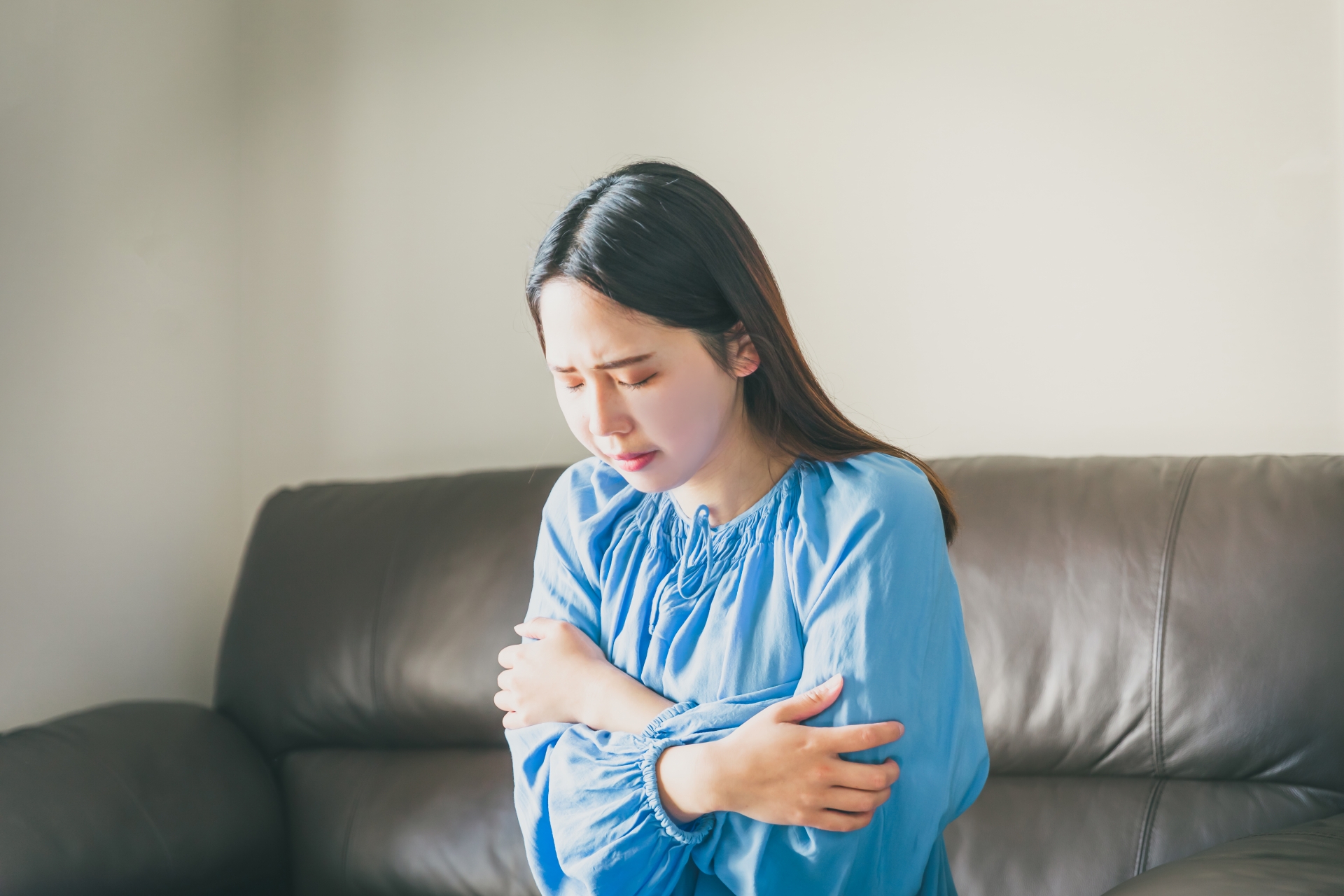 悪寒や寒気はコロナの前兆？受診の目安や注意点を医師が解説